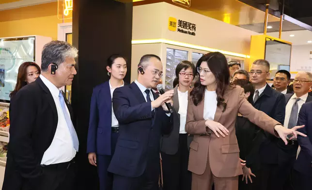 中國國民黨主席鄭麗文一行於星期三(4月8日)下午在上海展開參訪行程，首站考察了位於楊浦區的美團綜合指揮中心。