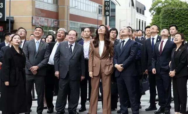 中國國民黨主席鄭麗文一行於星期三(4月8日)下午在上海展開參訪行程，首站考察了位於楊浦區的美團綜合指揮中心。