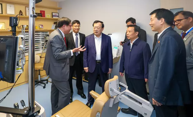 夏寶龍在深圳希華愛康健醫院調研。港澳辦圖片