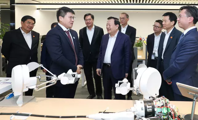 夏寶龍在國宏嘉信資本調研。港澳辦圖片