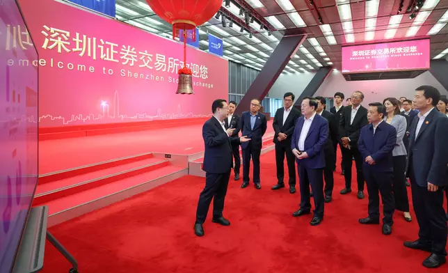 夏寶龍在深圳證券交易所調研。港澳辦圖片