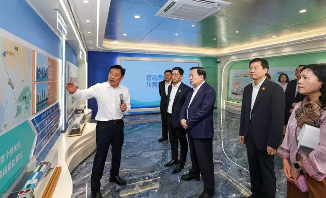 夏寶龍在香港國際機場東莞空港中心調研。港澳辦圖片