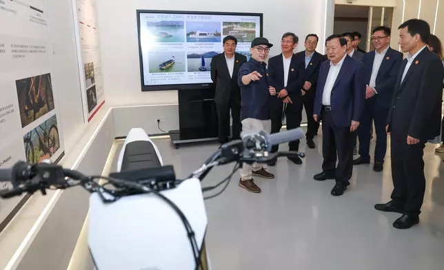 夏寶龍在松山湖國際機器人產業基地調研。港澳辦圖片