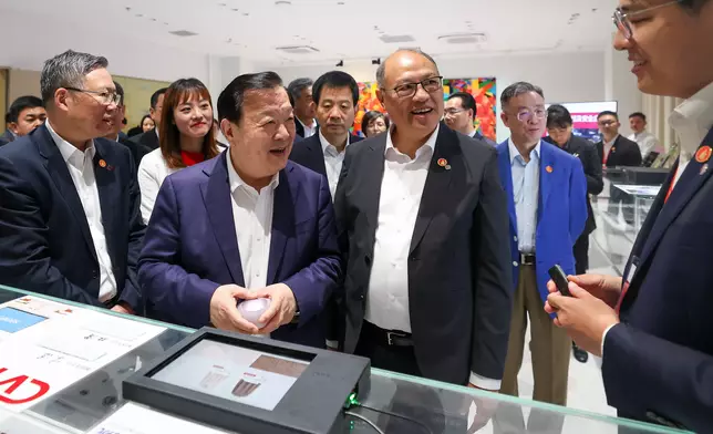 夏寶龍在香港理工大學大亞灣研究院調研。港澳辦圖片