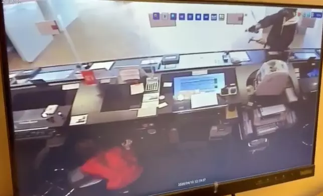 疑犯手持疑似手槍及鎚仔。Billy Chan FB