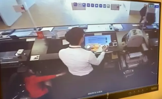 一名男職員拿着現金。Billy Chan FB