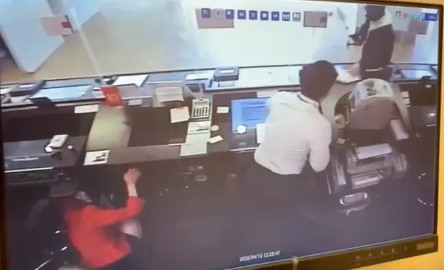 男職員將現金交給疑犯。Billy Chan FB