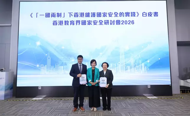 蔡若蓮與譚惠珠（右）及李浩然（左）合照。蔡若蓮FB