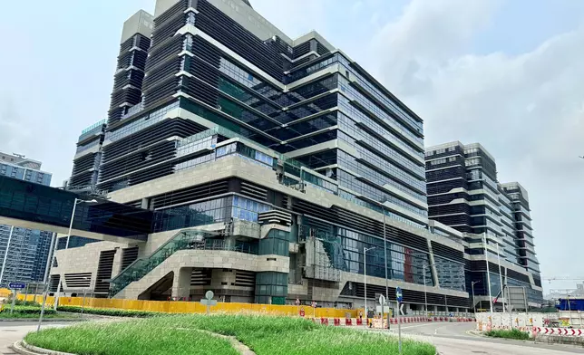 啟德醫院腫瘤科大樓，後方為專科門診大樓。 政府新聞處圖片