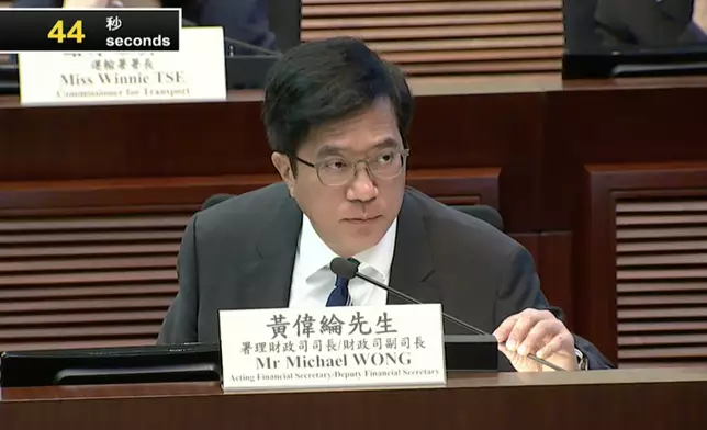 署理財政司司長黃偉綸回答議員提問。立法會直播截圖