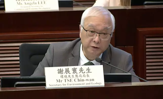 環境及生態局局長謝展寰回答議員提問。立法會直播截圖