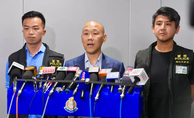 警方灣仔警區助理指揮官（刑事）警司林建達（中）向傳媒簡報案情。