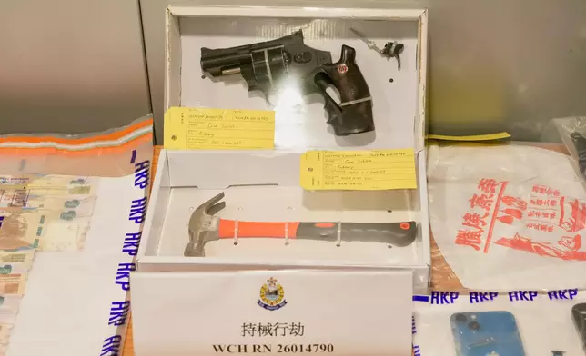 檢獲的氣槍和鎚仔。