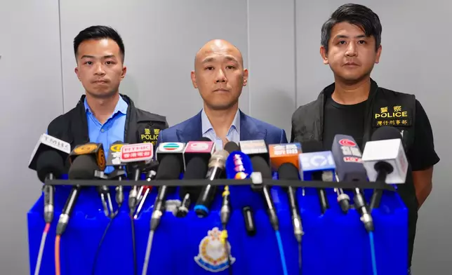 警方灣仔警區助理指揮官（刑事）警司林建達（中）向傳媒簡報案情。