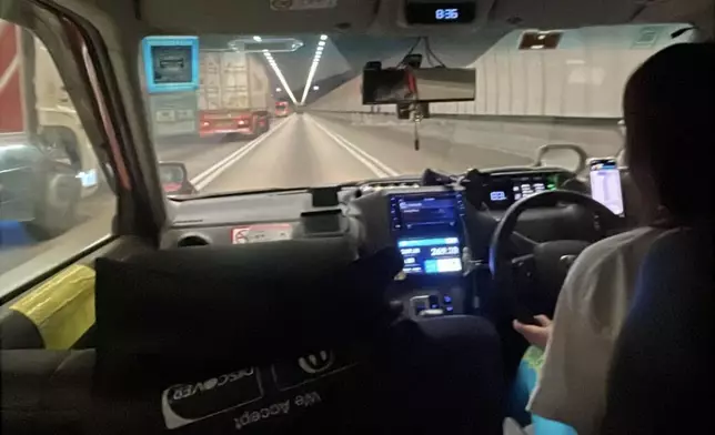 當車輛駛入隧道時，時間已是早上8:36，她無奈地寫下「玩Ｘ完」。網上截圖