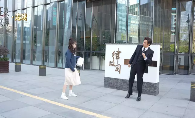 譚耀文被淋紅油不怒反笑！