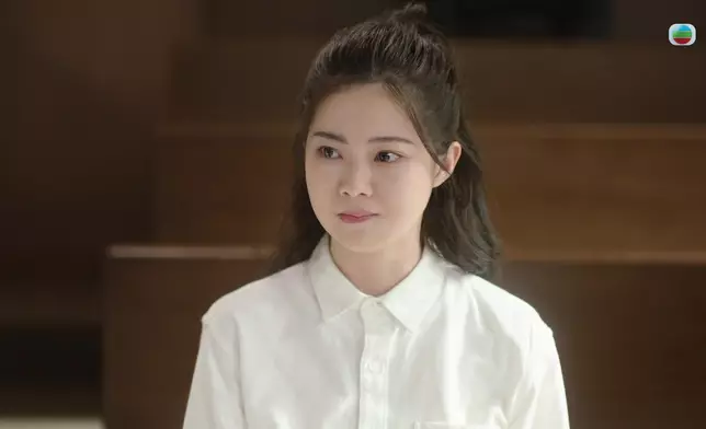 25歲區明妙鬈髮Look演「偏激少年犯」。