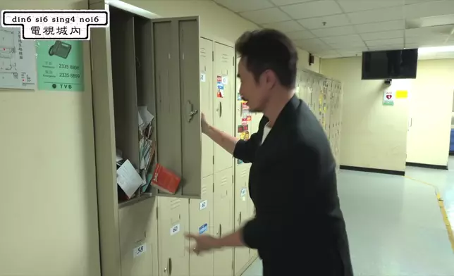 陳豪打開Locker，粉絲寄給他的信多到跌出來，更有不少禮物。