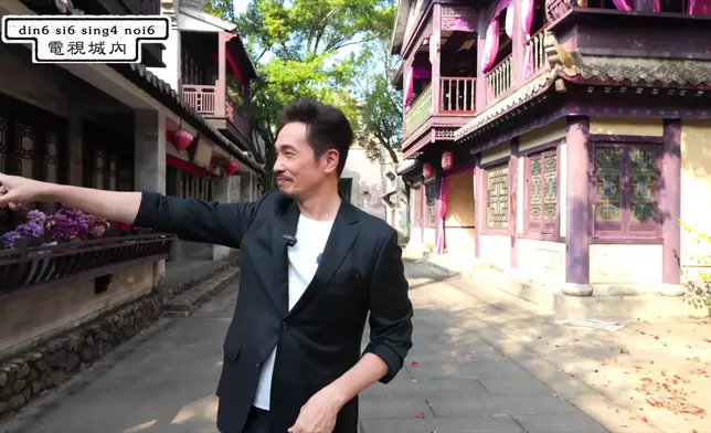 陳豪帶大家參觀古裝街。