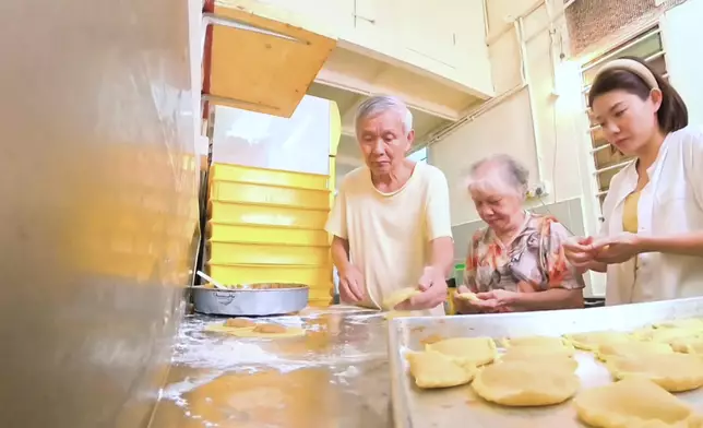 雲妮閒時會落舖幫父母手。
