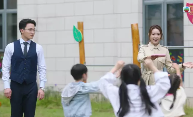 但當知道周嘉洛其實有暗地裏出手幫兒童之家後，佢即刻對男方萌生好感。