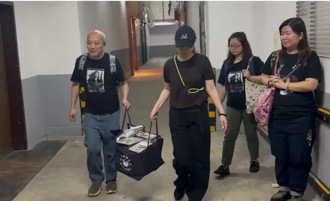 粉絲「妍究生」帶同晚餐到場探班。