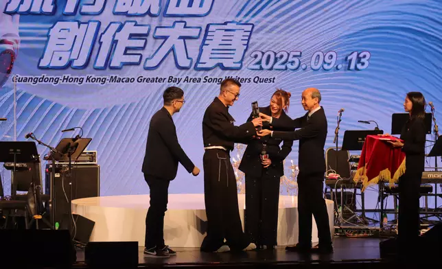 早前在一個流行歌曲創作大賽中從約2000首作品中脫穎而出奪得冠軍。