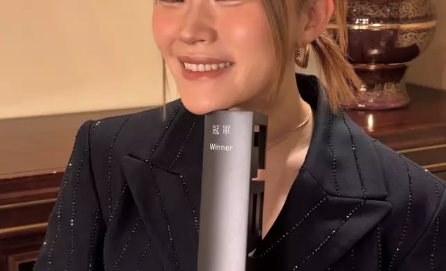 她相信愛有力量撫平傷口、連結人心。