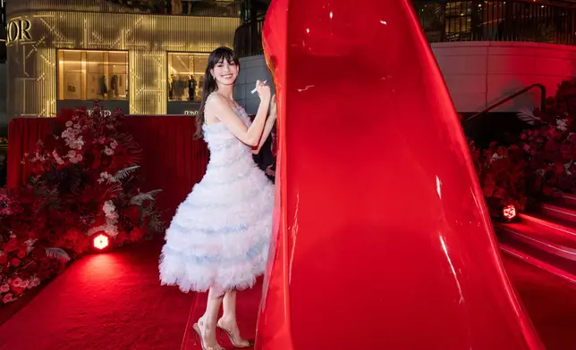 安妮夏菲維被熱情粉絲搞到眼濕濕。