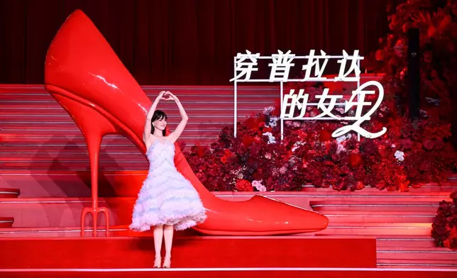 安妮夏菲維向粉絲大派心心！