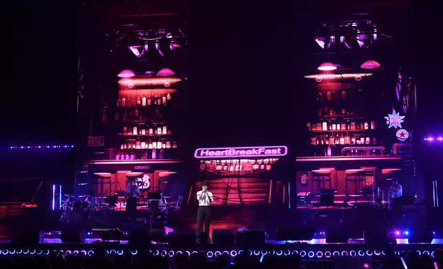 盧廣仲全新主題演唱會《HeartBreakFast 傷心早餐店》昨晚（10日）於紅館正式開鑼，全場座無虛席。