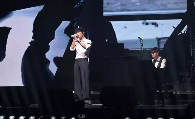 廣仲化身「傷心調酒師」，將紅館變成深夜酒館，放下結他，單純以歌聲與樂迷溝通。