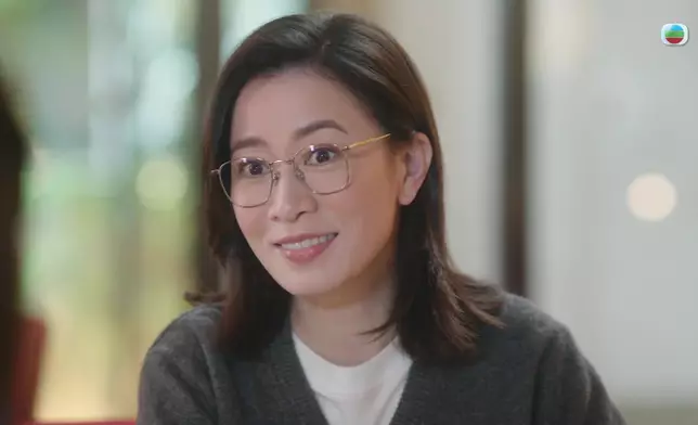 阿佘喺劇入面，仲會時不時氹阿女開心。