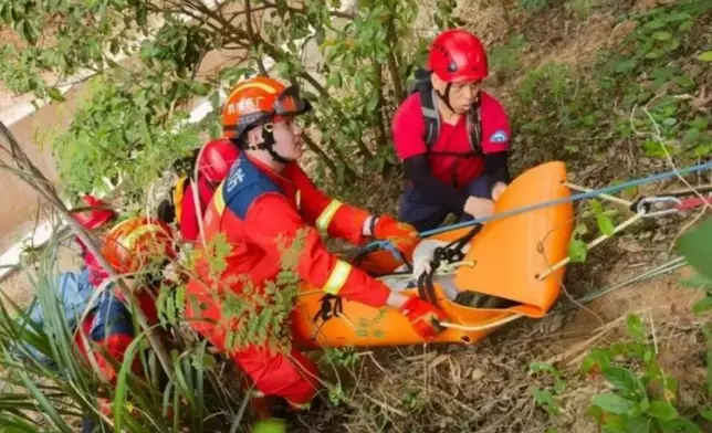 救援人員需徒步登山前往搜救。網絡圖片
