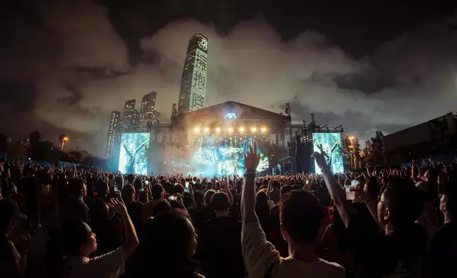 Suede昨晚在西九文化區安盛竹翠公園舉行《The Antidepressants Tour in Hong Kong》。