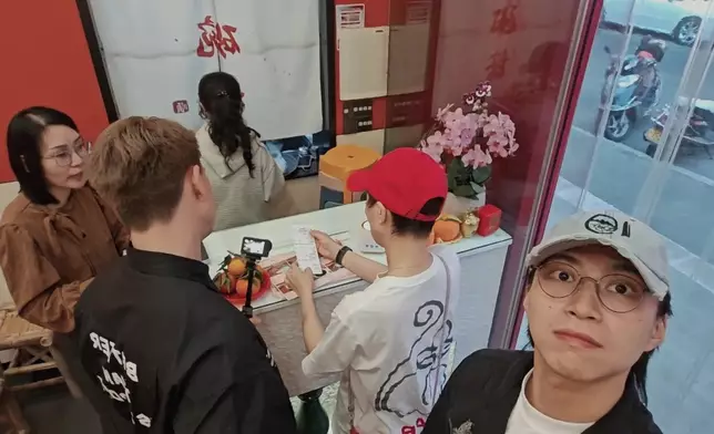 為咗「試真D」，全部明碼實價自掏腰包架。