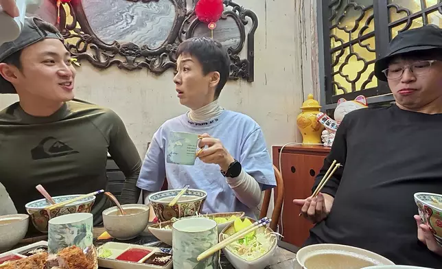 同吳業坤嘅巨肚真係相映成趣。