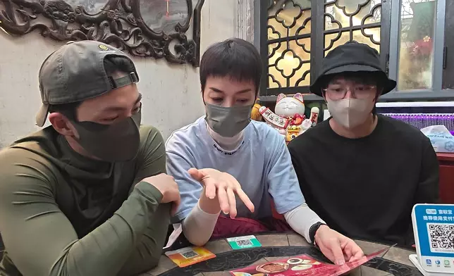 當美儀姐同嘉洛仔研究緊啲食物嘅時候，坤哥全程一味掛住食好搞笑。