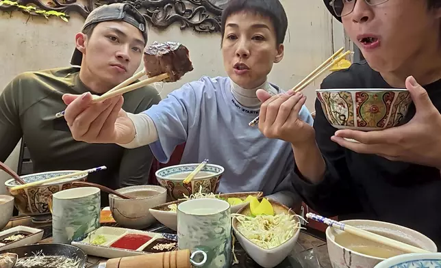 當美儀姐同嘉洛仔研究緊啲食物嘅時候，坤哥全程一味掛住食好搞笑。