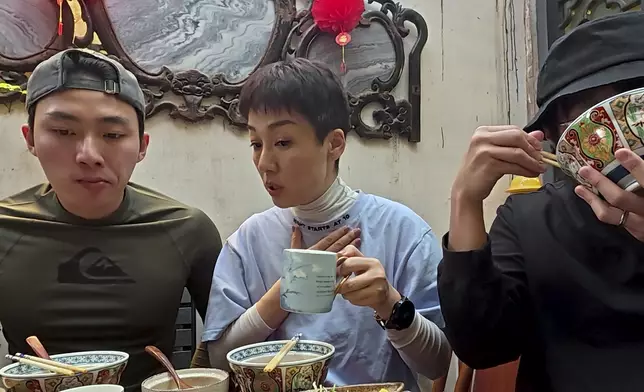 當美儀姐同嘉洛仔研究緊啲食物嘅時候，坤哥全程一味掛住食好搞笑。