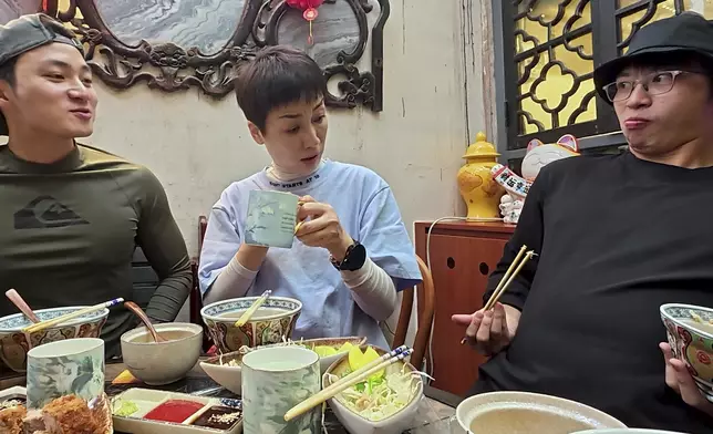 佢仲搞笑咁凸起個肚講：「我唔食，佢都要食。」