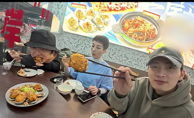 佢哋其中一項任務，就係挑戰呢個傳聞中好韌嘅鮑魚。