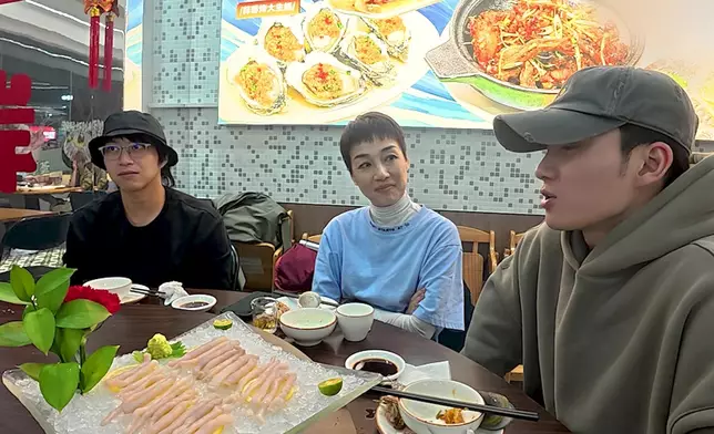 一聽到挑戰沙蟲刺身，坤哥嚇到個樣入定咗。