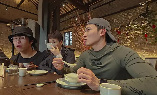 食嘢食到升仙咁嘅樣，坤哥真係好搞笑。