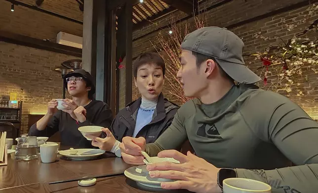 食嘢食到升仙咁嘅樣，坤哥真係好搞笑。