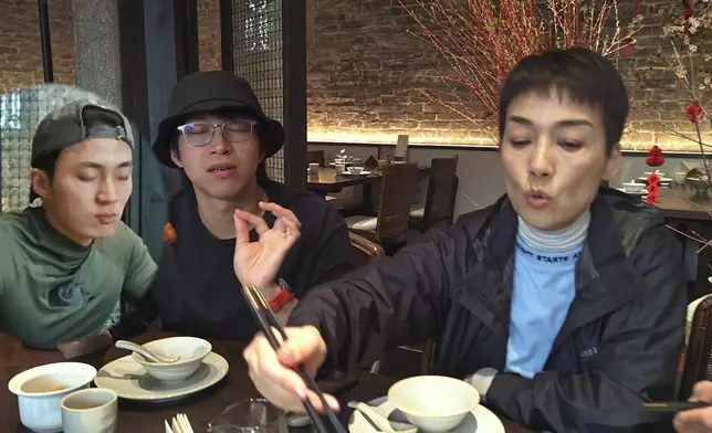 仲要蘭花手，坤哥你玩晒啦！