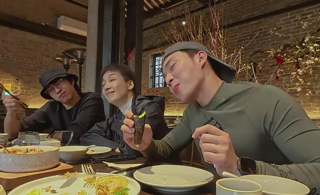 咩事食嘢食到個人要傾斜咁誇張呢？