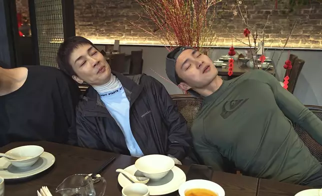 咩事食嘢食到個人要傾斜咁誇張呢？