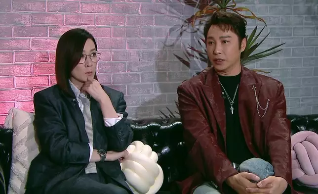 阿譚讚阿佘時，阿佘個表情好Cute。