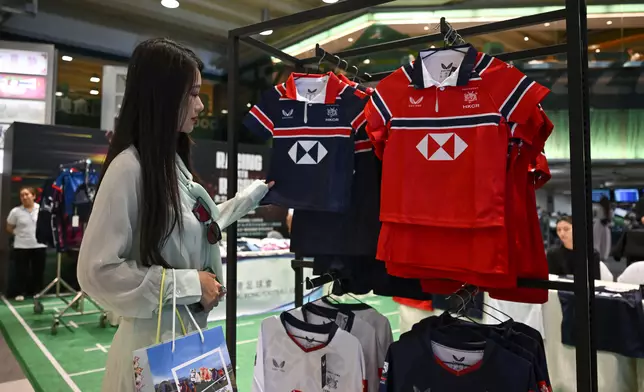 「賽馬 × 欖球」活動期間，入場人士在沙田馬場購買中國香港欖球隊球衣及特別設計的欖球主題紀念品。